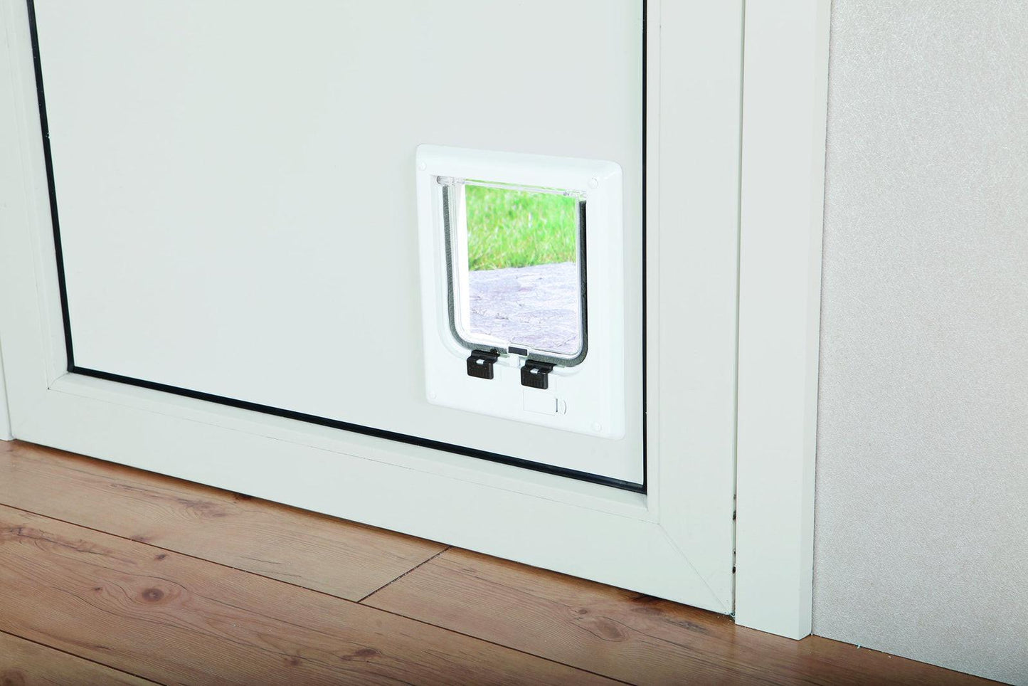 Trixie 4-Way cat flap, electromagnetic, 21.1 x 24.4 cm, white.