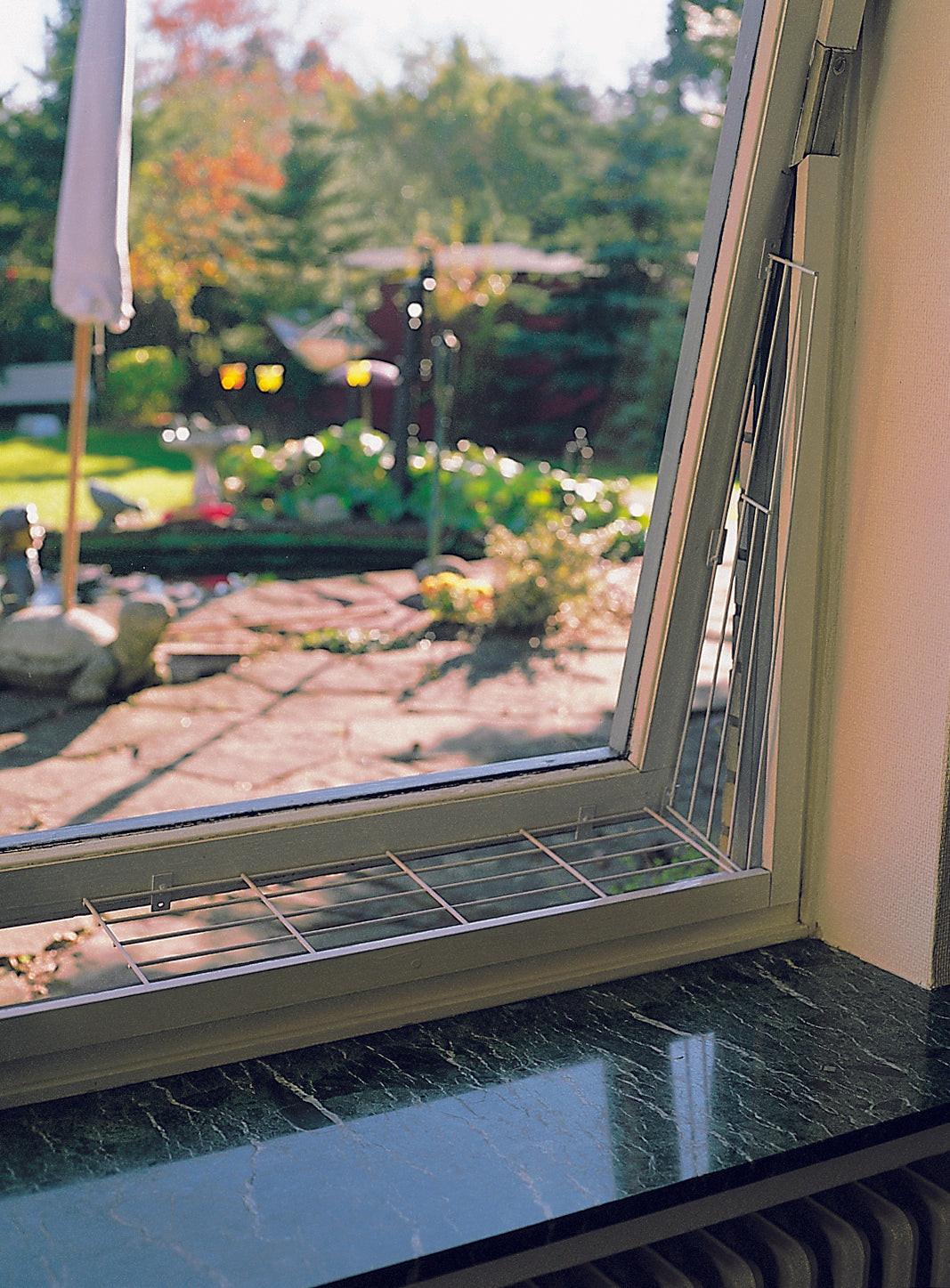 Trixie Protective grille for windows, side panel, 62 x 16/8 cm, white.