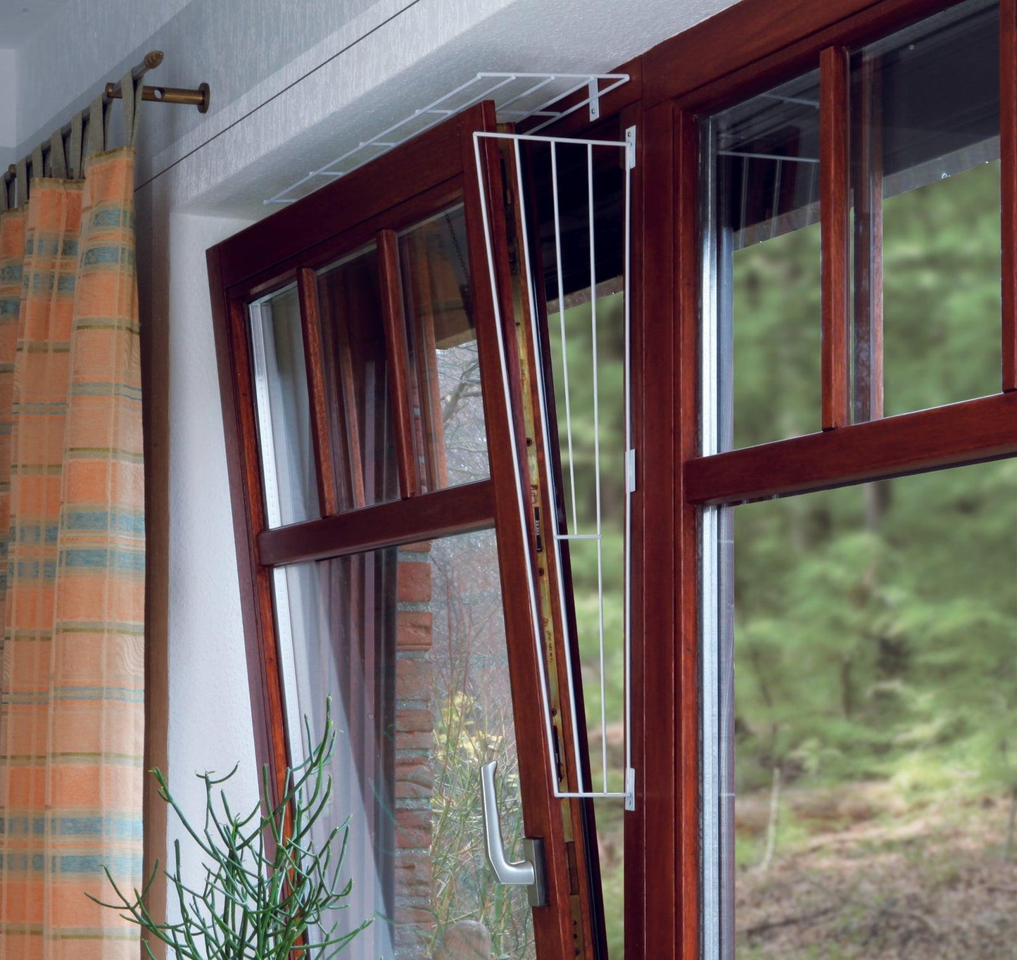 Trixie Protective grille for windows, top/bottom, 65 x 16 cm, white.